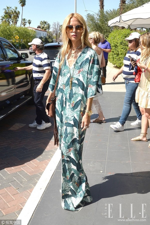 方领、V领、一字领,夏日显瘦领型大Battle